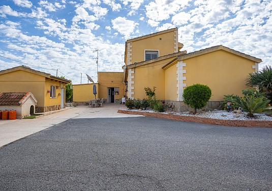 Villa in Elche