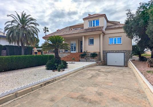 Villa in Mil Palmeras