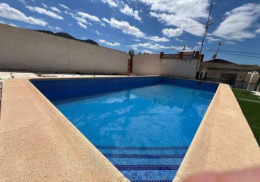 Country house in Algueña