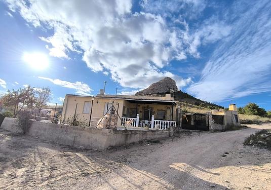 Country house in Yecla