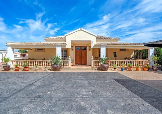 Country house in Heredades