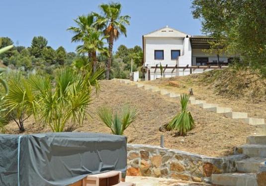 Villa in Alozaina