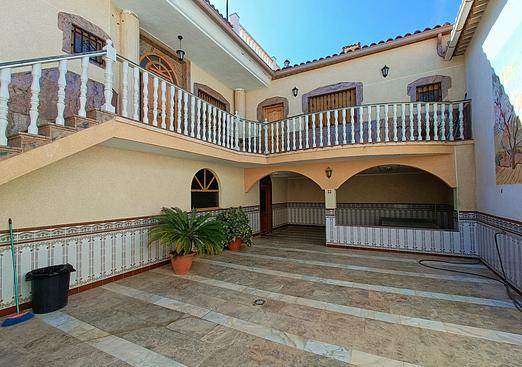 Town house in Algueña